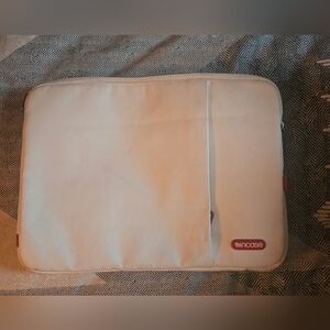 Incase Deluxe Macbook Pro 13 Inch Protective Case. NWOT